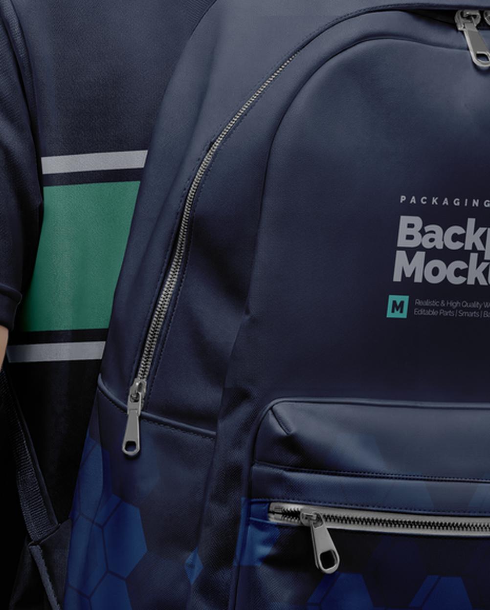 Mockup Jovem Com Mochila PSD Realista – vista costas Mockup Jovem Com Mochila PSD Realista – vista costas