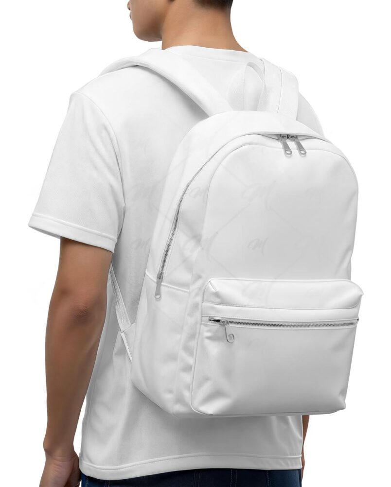 Mockup Jovem Com Mochila PSD Realista