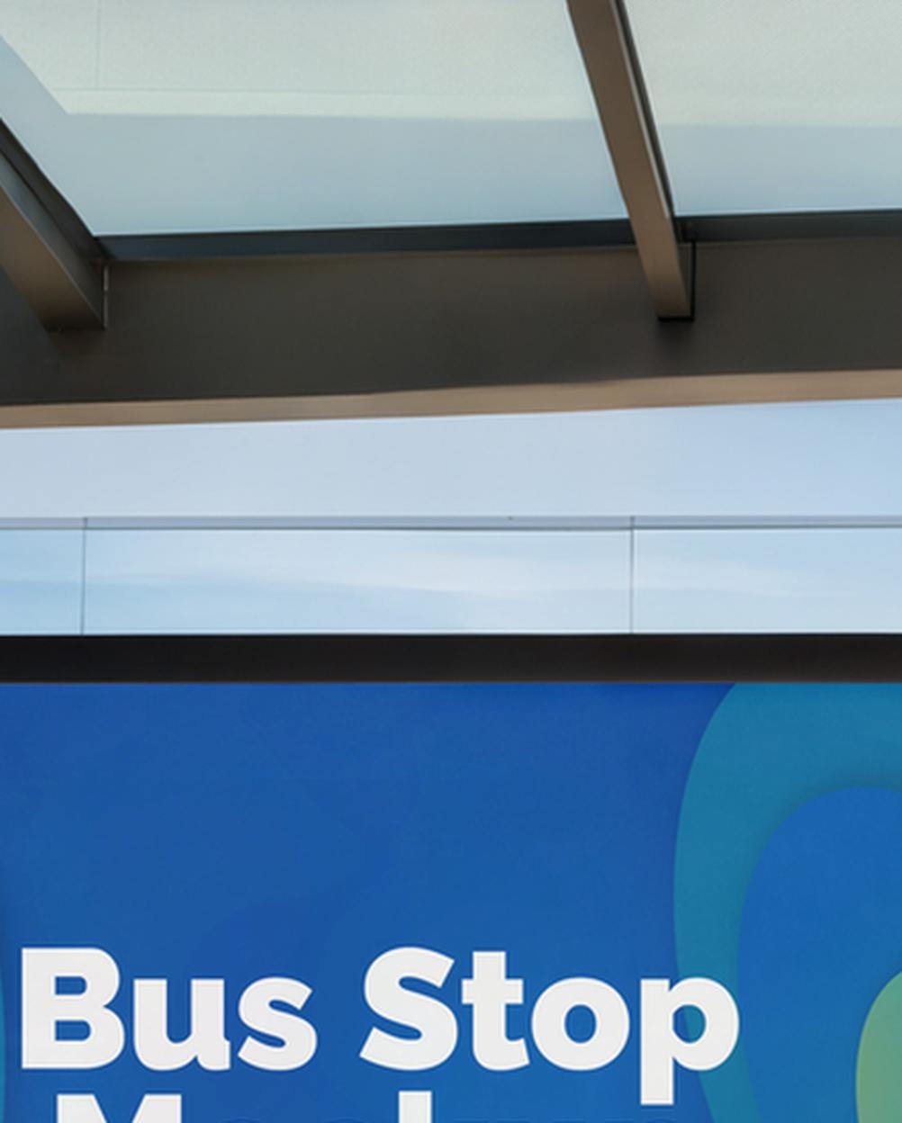 Mockup Billboard Ponto Ônibus Beira-Mar - Apresentação de Design Mockups de Publicidade PSD Mockup Billboard Ponto Ônibus Beira-Mar - Apresentação de Design Mockups de Publicidade PSD