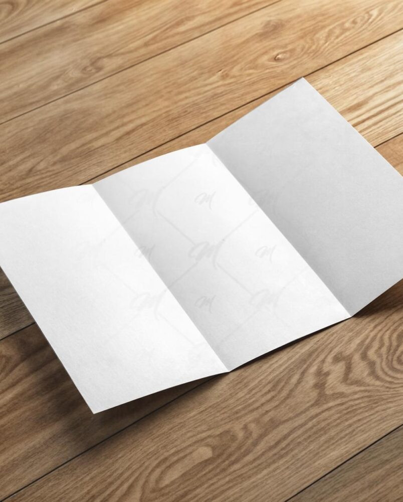 Mockup Brochura Trifólio Mesa Madeira PSD