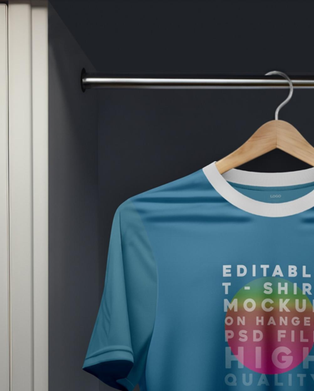 Mockup Camiseta Cabide Armário - Apresentação de Design Mockups de Roupas PSD Mockup Camiseta Cabide Armário - Apresentação de Design Mockups de Roupas PSD